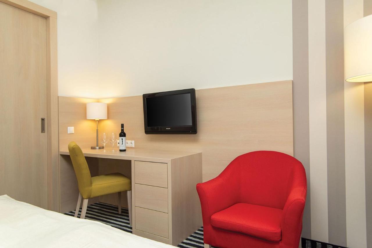 โคลปิง โฮเต็ล สปา แอนด์ แฟมิลี รีสอร์ต Hotel เฮวิซ ภายนอก รูปภาพ